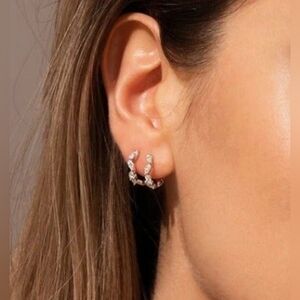 APM Monaco - ETERNELLE - FESTIVAL SMALL HOOP EARRINGS - WHITE SILVER